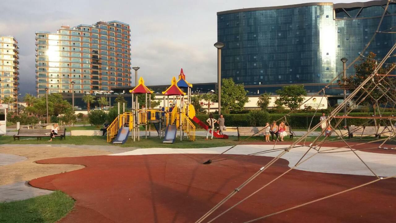 Бежевые Апартаменты Batumi Bagian luar foto